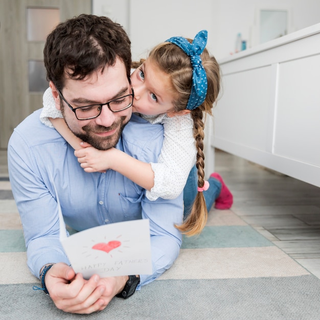 Photo gratuite père célébrant la fête des pères avec sa fille