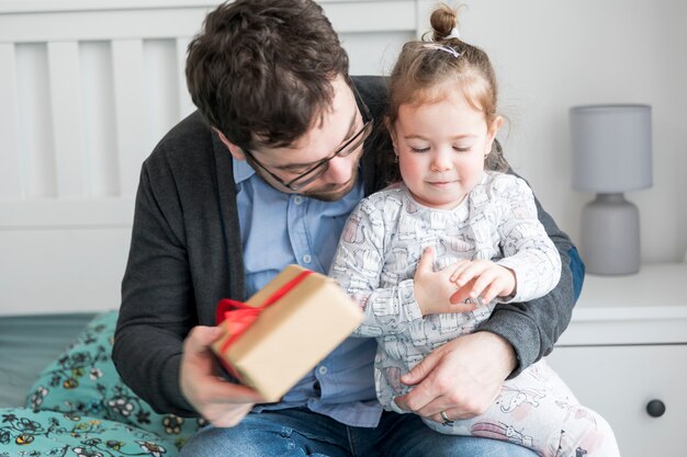 Père célébrant la fête des pères avec sa fille