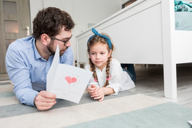 Père célébrant la fête des pères avec sa fille