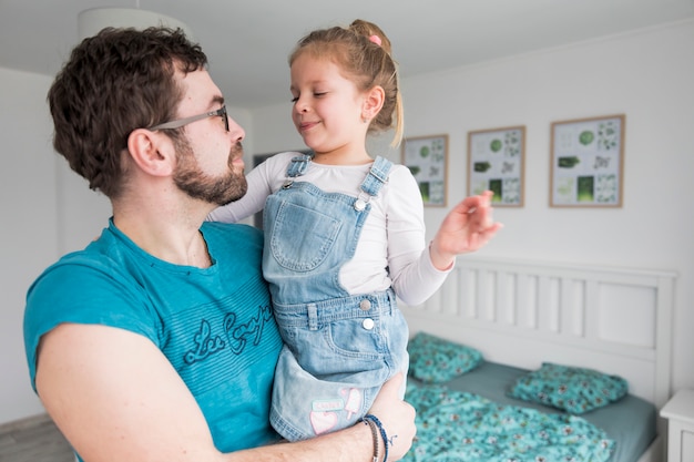 Photo gratuite père célébrant la fête des pères avec sa fille