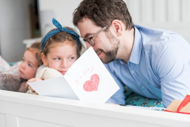 Photo gratuite père célébrant la fête des pères avec sa fille