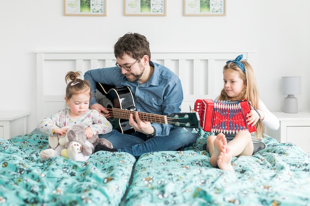 Père célébrant la fête des pères avec ses filles