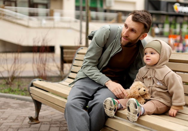 Père célibataire passant du temps avec sa petite fille