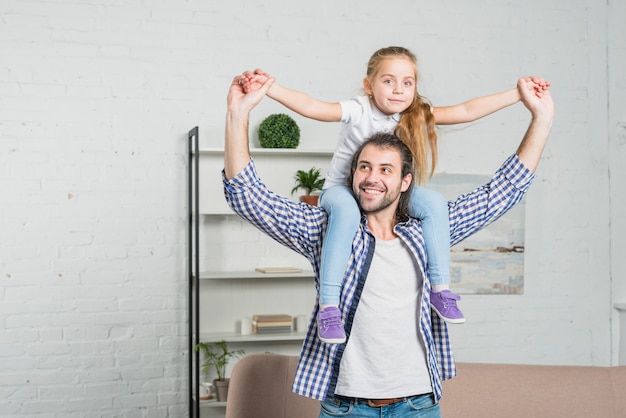 Père donnant une promenade à sa fille