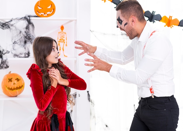 Père effrayer sa fille pour Halloween