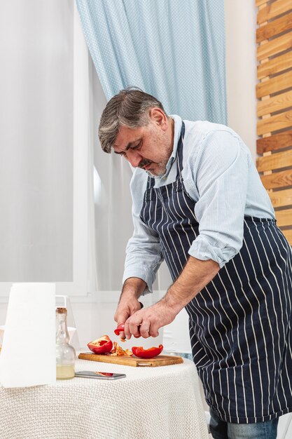 Père élégant coupe des tomates