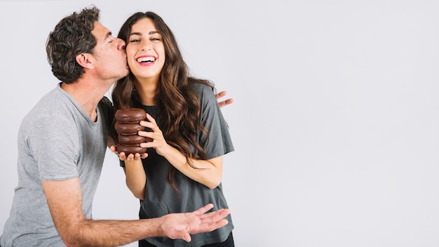 Père embrassant la fille avec des beignets