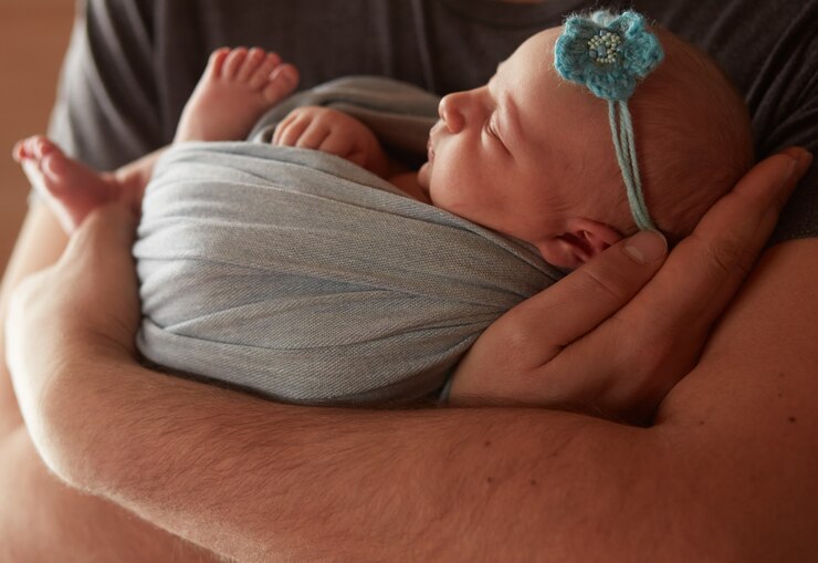 Photo gratuit le père embrassant sa fille
