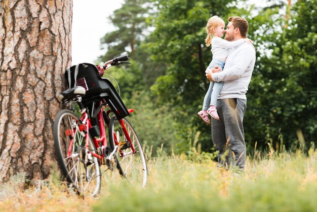 Père embrassant sa petite fille