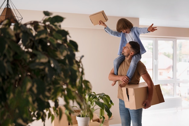 Photo gratuite père emménageant dans une nouvelle maison avec son enfant