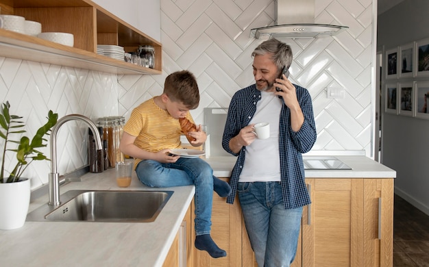 Père et enfant dans la cuisine coup moyen