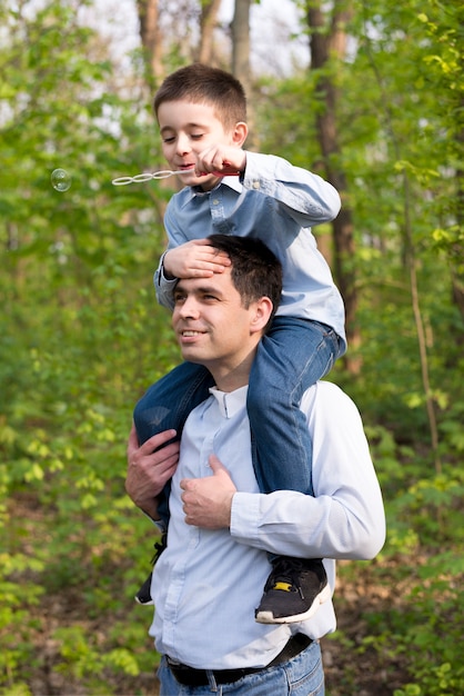 Père avec enfant dans nature