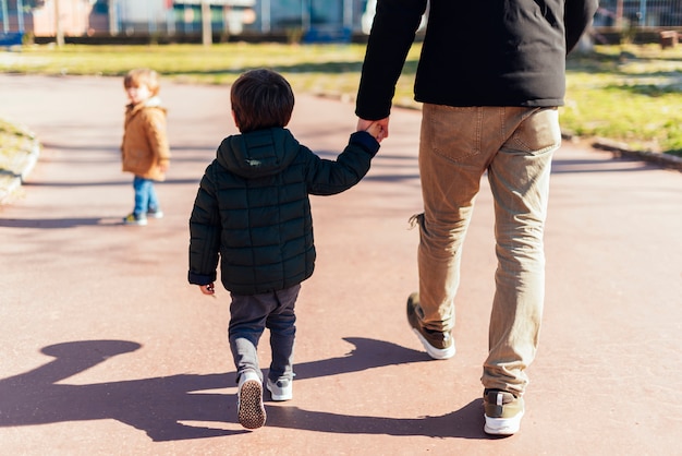 Père avec enfant dans parc