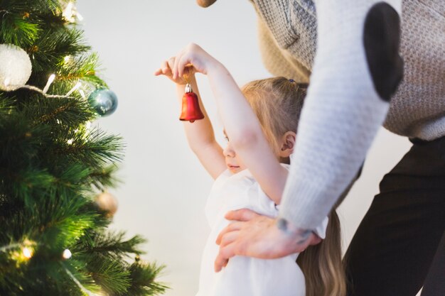 Père et enfant, décoration de sapin de Noël illuminé