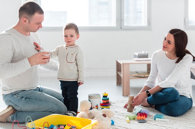 Père avec enfant à la maison et mère