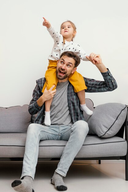 Père et enfant plein coup s'amusant