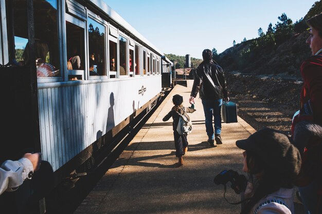 Père avec enfant sur la station