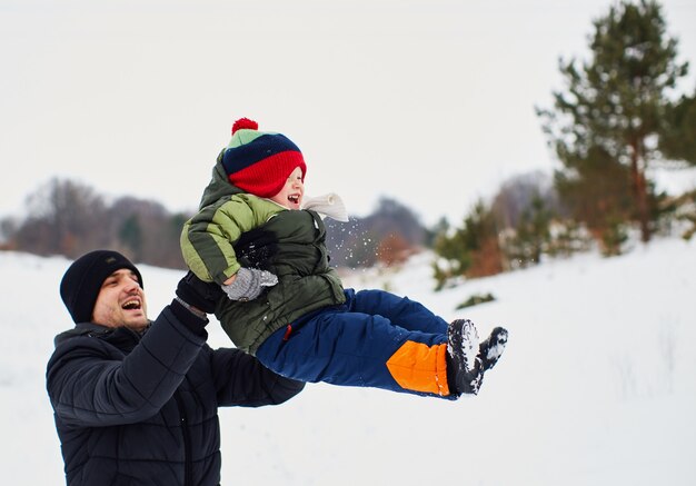 Le père est heureux de passer du temps avec son enfant