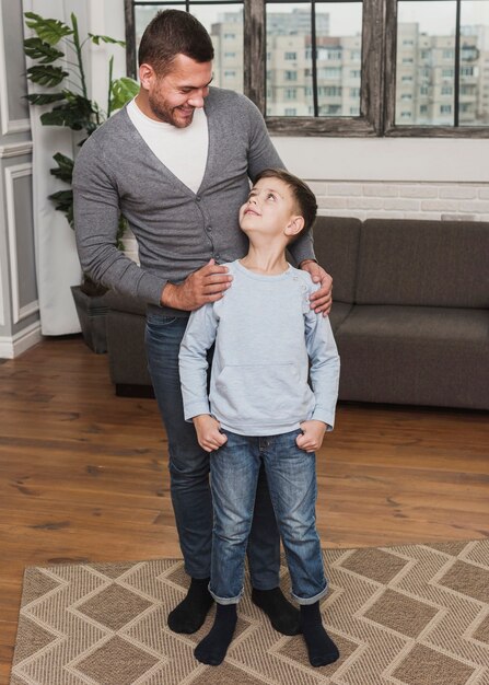 Père fier de son beau fils