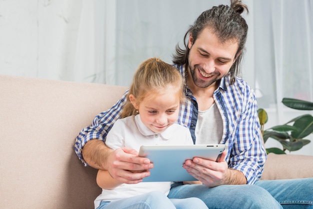 Photo gratuite père et fille à l'aide de la tablette