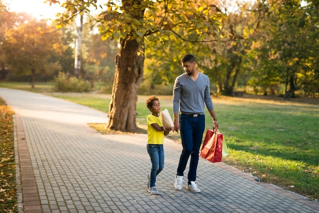 Père et fille aiment marcher ensemble