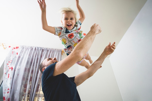 Photo gratuite père et fille ayant un bon moment