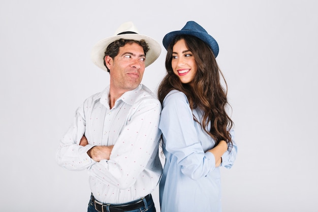 Photo gratuite père et fille en chapeaux se regardant