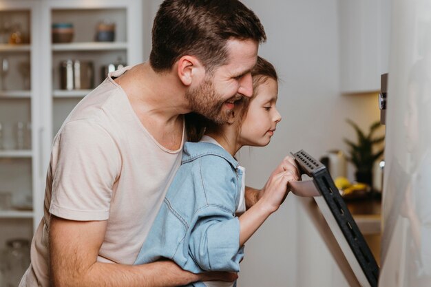 Père et fille, cuire des biscuits ensemble