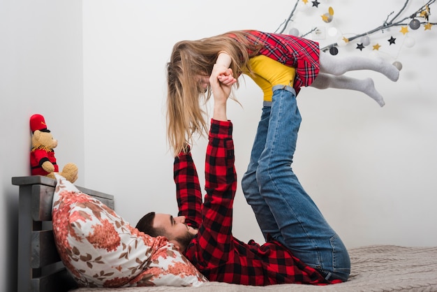 Photo gratuite père et fille ensemble le jour de la fête des pères