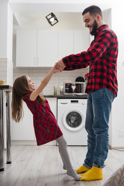 Père et fille ensemble le jour de la fête des pères