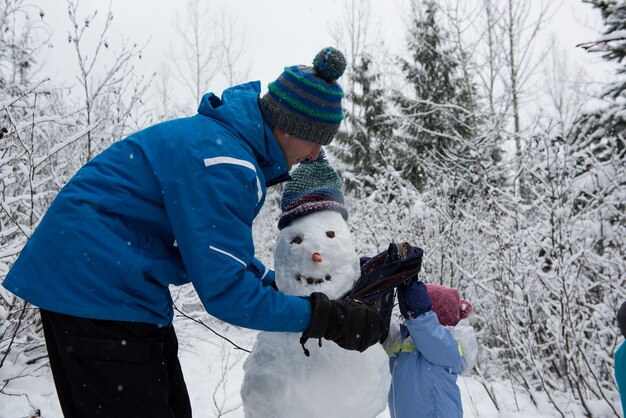 Photo gratuite père et fille faisant bonhomme de neige