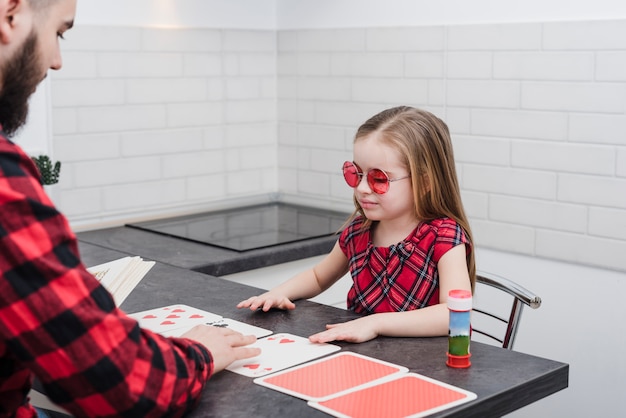 Père et fille jouant aux cartes le jour de la fête des pères