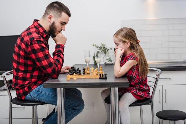 Père et fille jouant aux échecs le jour de la fête des pères