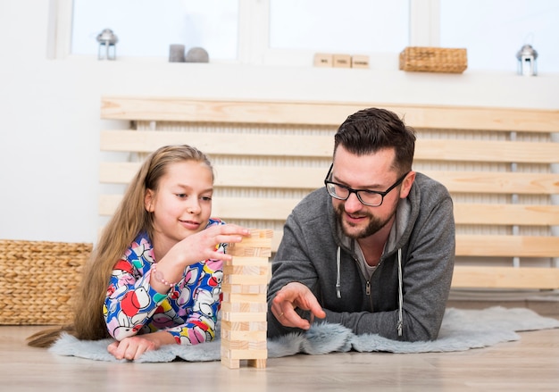 Père et fille jouant avec des blocs de bois