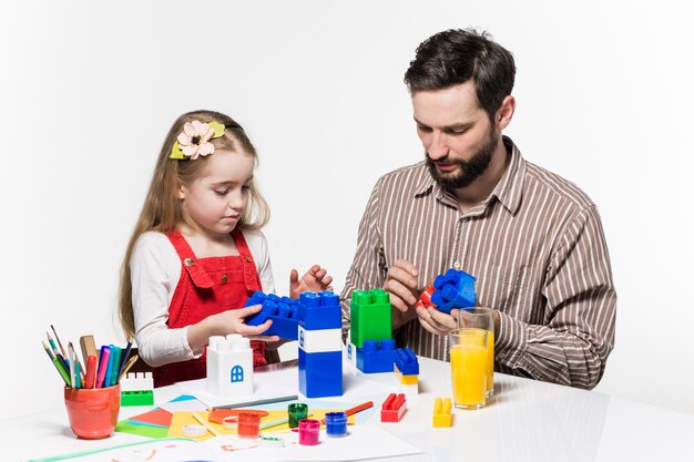 Père et fille jouant ensemble à des jeux éducatifs