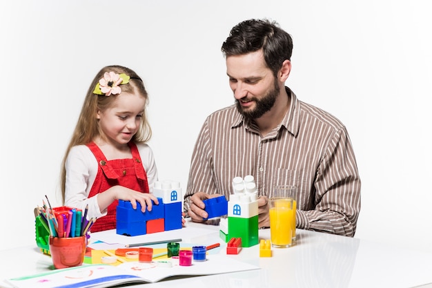 Père et fille jouant ensemble à des jeux éducatifs