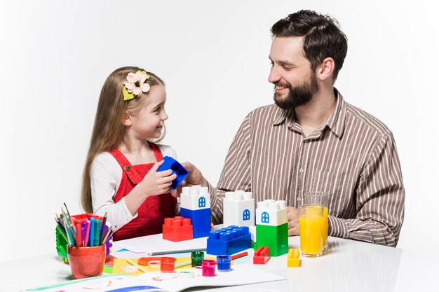 Père et fille jouant ensemble à des jeux éducatifs