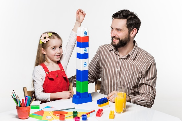 Père et fille jouant ensemble à des jeux éducatifs