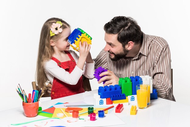 Père et fille jouant ensemble à des jeux éducatifs