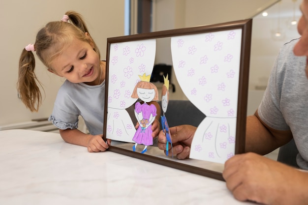 Photo gratuite père et fille jouant avec des marionnettes