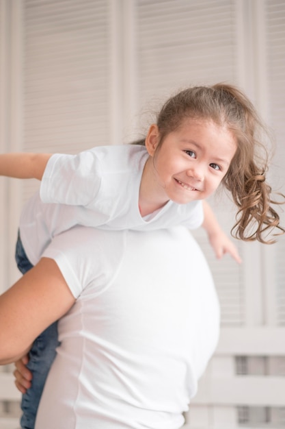 Photo gratuite père fille, jouer