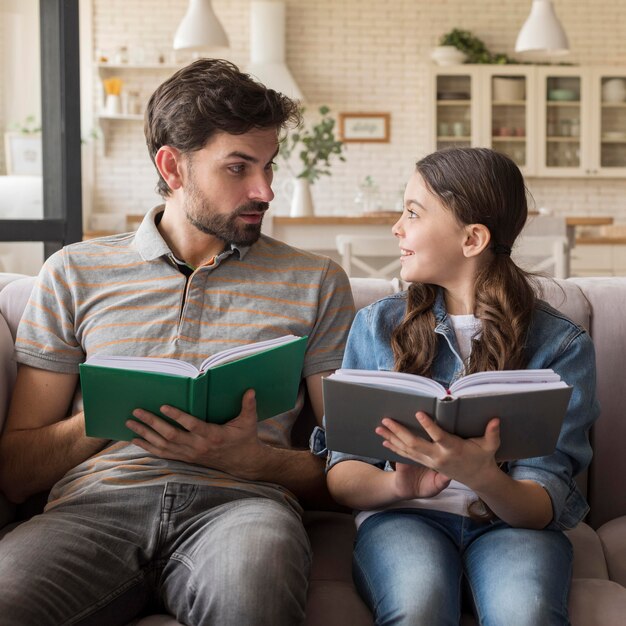 Photo gratuite père fille, lecture