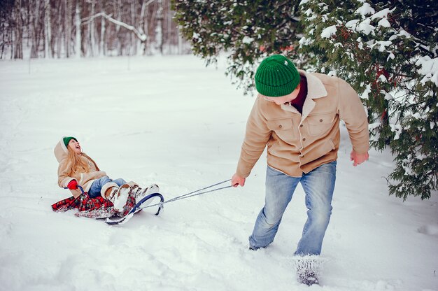 Père avec une fille mignonne dans un parc d&#39;hiver