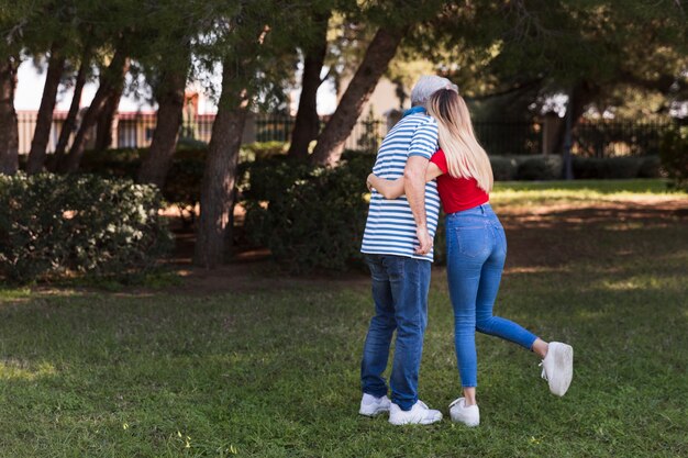 Photo gratuite père et fille passent du temps ensemble