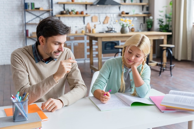 Père et fille passent du temps de qualité à l'intérieur