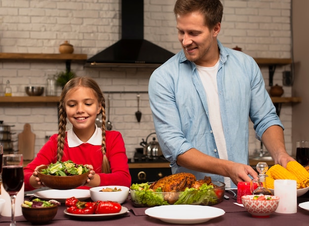 Père et fille préparant le repas