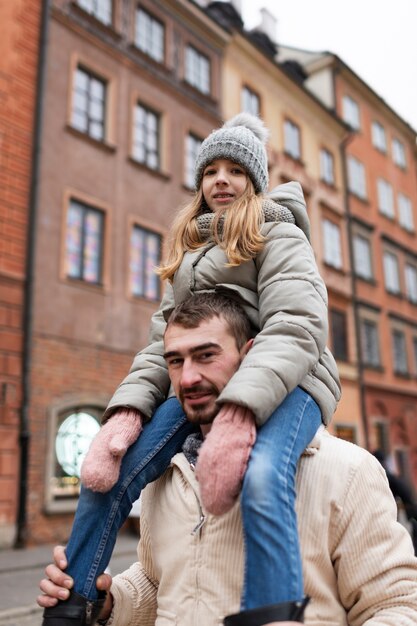 Photo gratuite père et fille profitant d'un voyage pendant leurs vacances