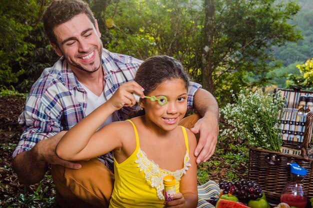 Père et fille qui rient ensemble