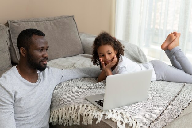 Père et fille regardant un film