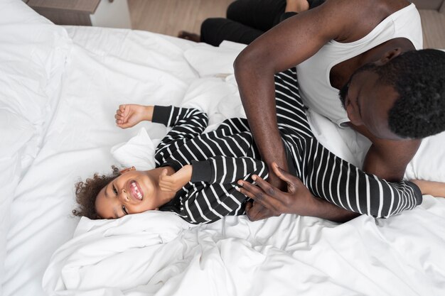 Père et fille s'amusant